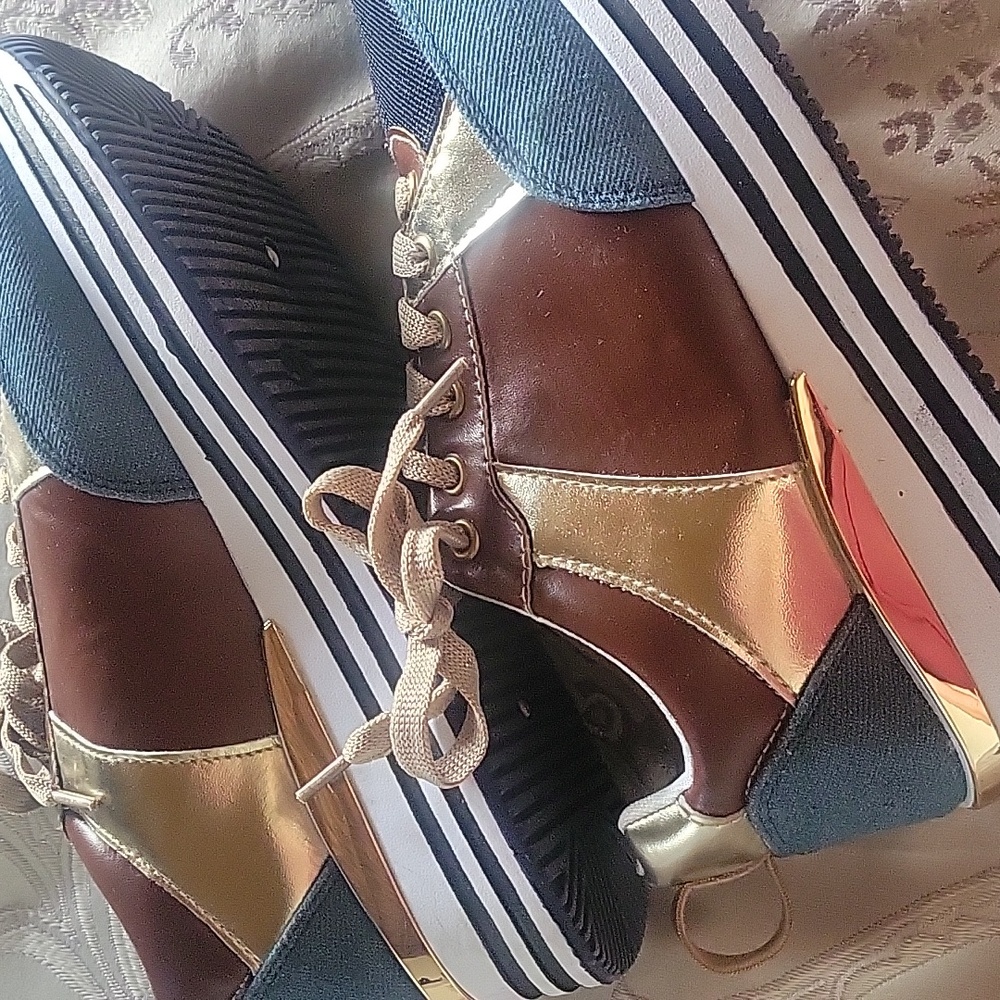 Rouge Tennis shoes - Picture 3 of 8